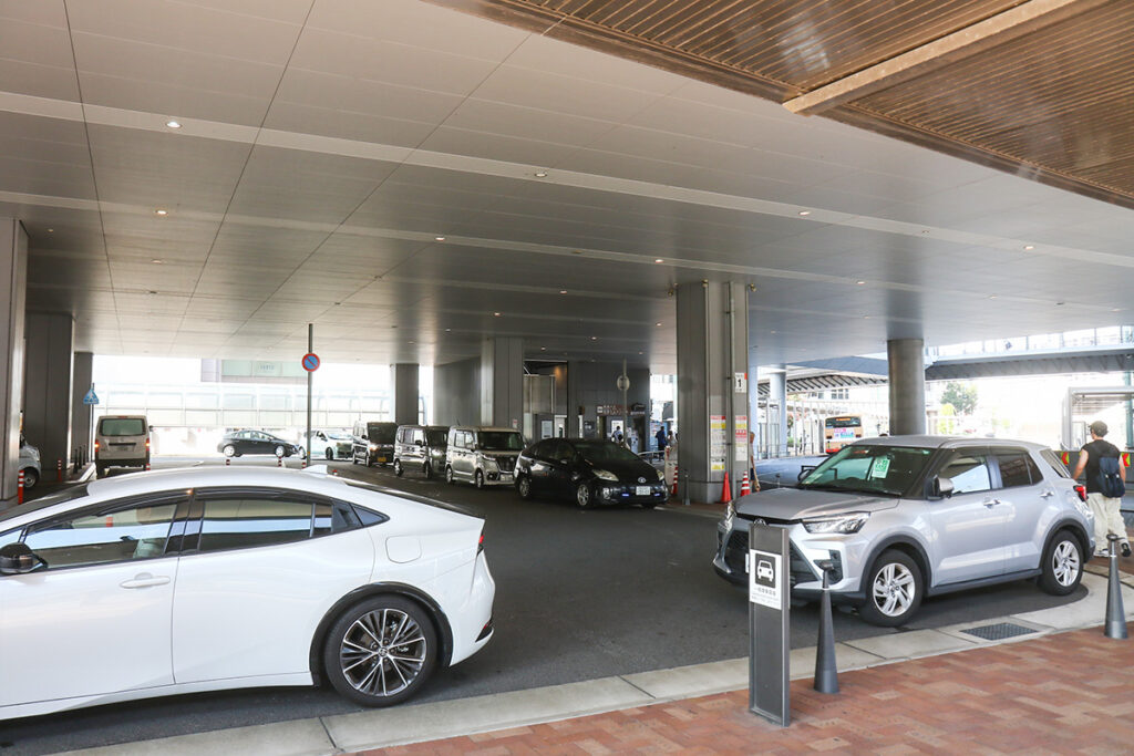 大手前通りを避ける形で設けられた一般車用乗降所