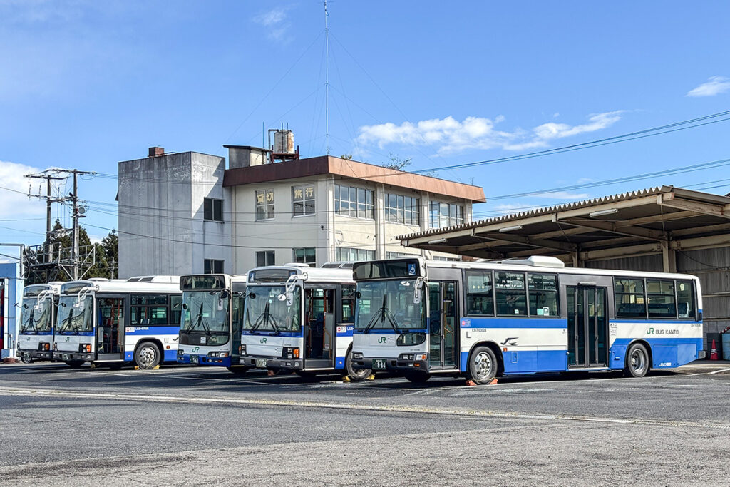 青と白が爽やかに映えるJRの路線バス!!　あの色合いって一体いつ頃からありましたっけ?