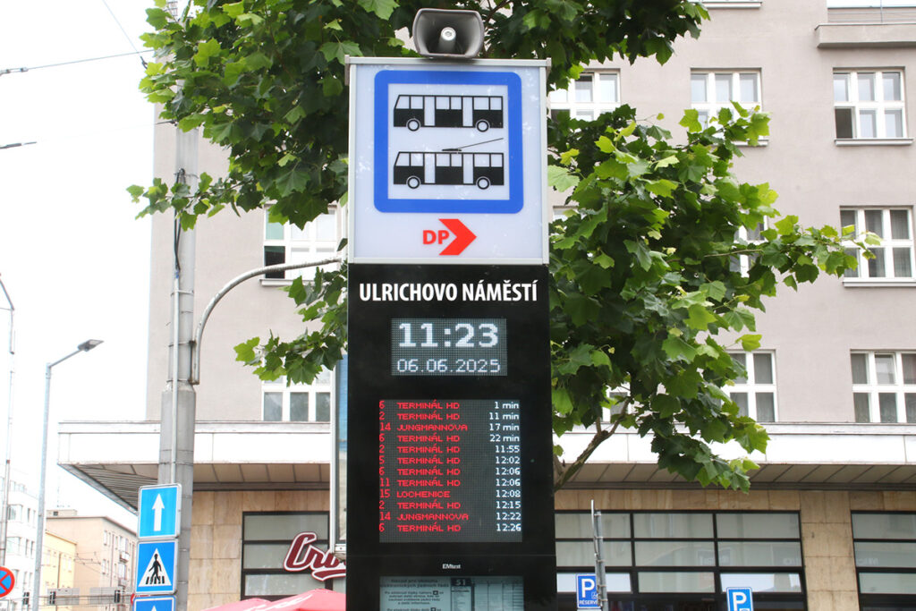 市内の停留所。電光掲示板が設置されていて到着時間がきちんと表示されるのは感心だ