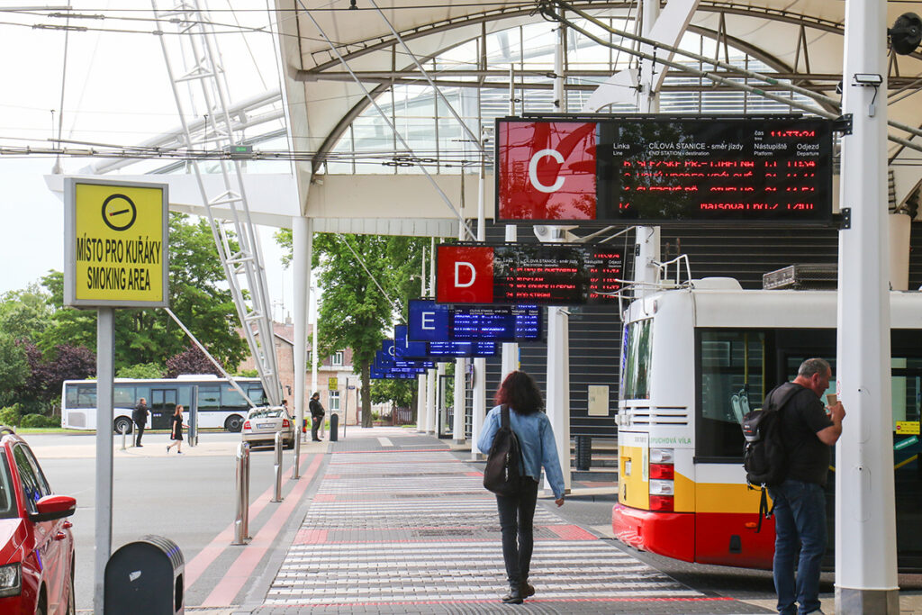 フラデツ・クラーロヴェーのバスターミナル。ずらりと並んだプラットホームは壮観だ