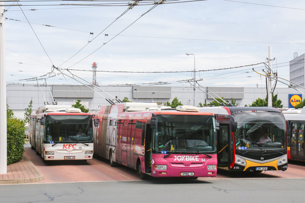 バスターミナルの待機所で発車を待つトロリーバス。日本では全廃となったが欧州では今も各地で見かける