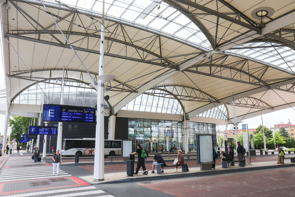 バスターミナルはビニール製の屋根で覆われ、全体的に明るく近代的だ
