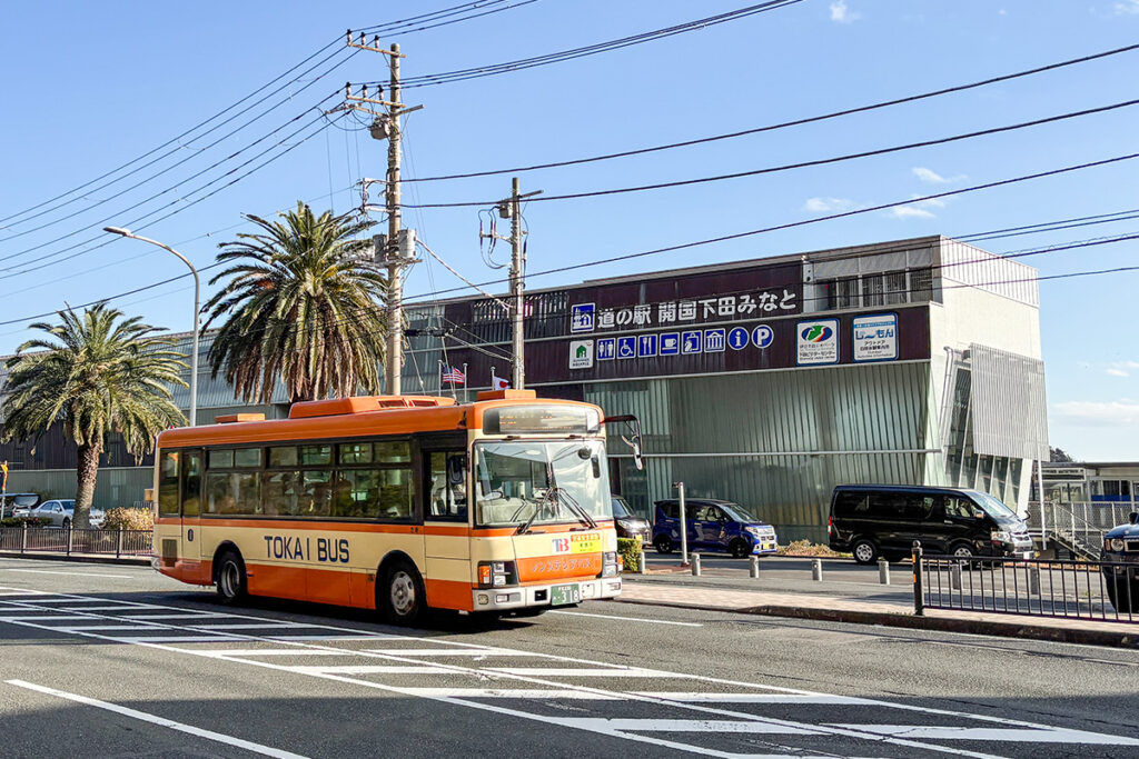 道の駅 開国下田みなとの前を東海バスが通過