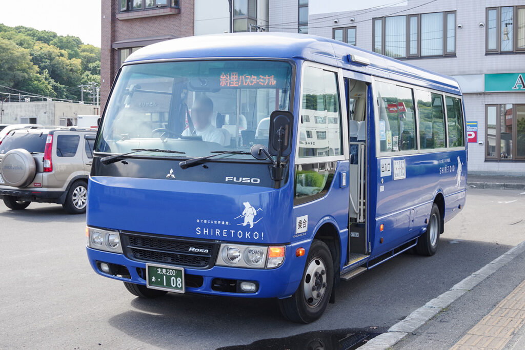 斜里バス網走線。一般的な路線車に混ざってマイクロバスが善戦!
