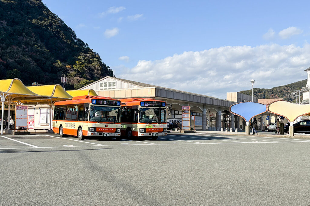 伊豆急下田駅前のバスターミナルは東海バス南側の拠点