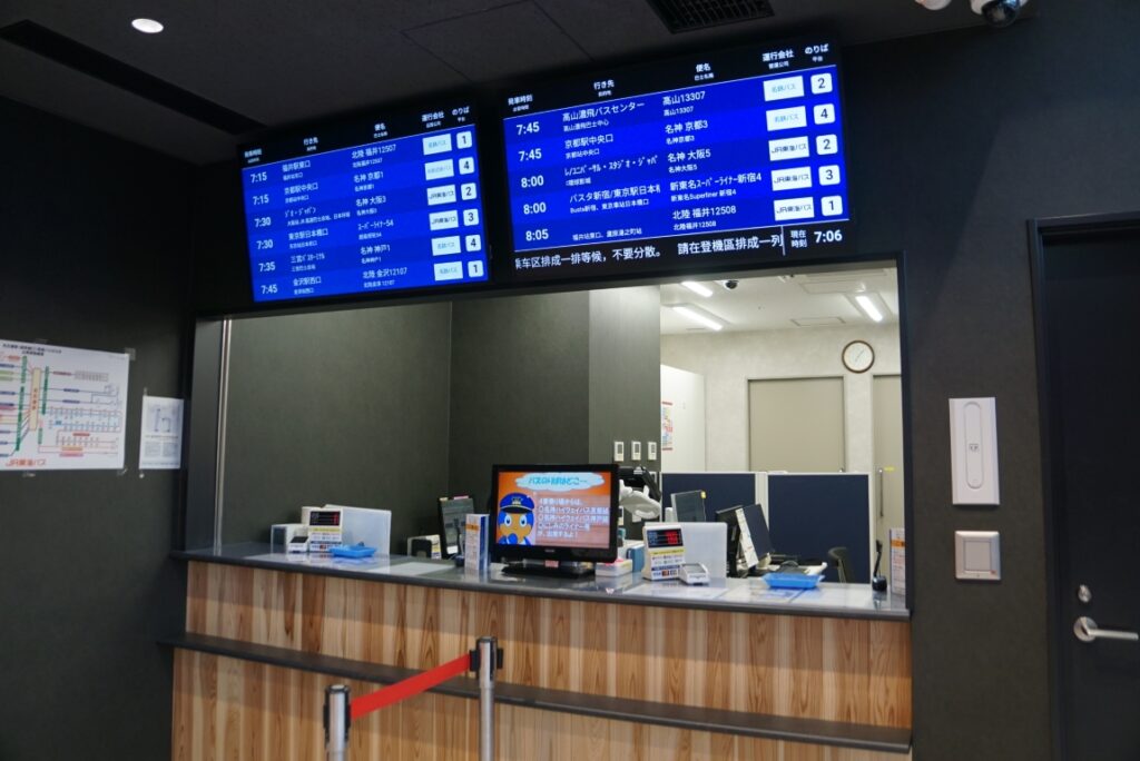 発券カウンターは2つ