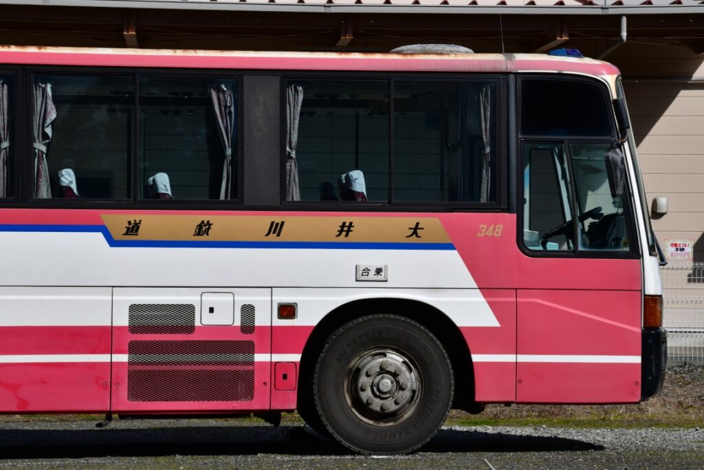 現在は社名に「鐵道」を使用しているが348号車には「鉄道」の表記が健在