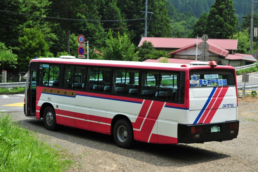 閑蔵駅前で待機中の348号車はツアーでエンジンハッチを開放して内部を公開予定