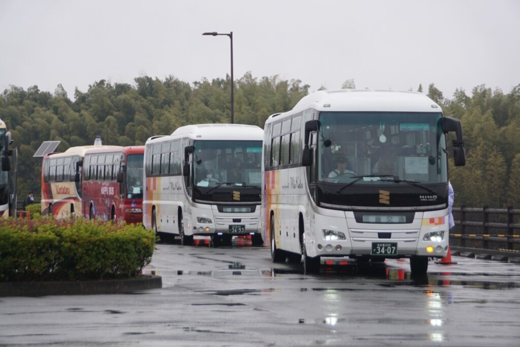 バス自体は雨天でも問題ないが待つ人には大問題だ