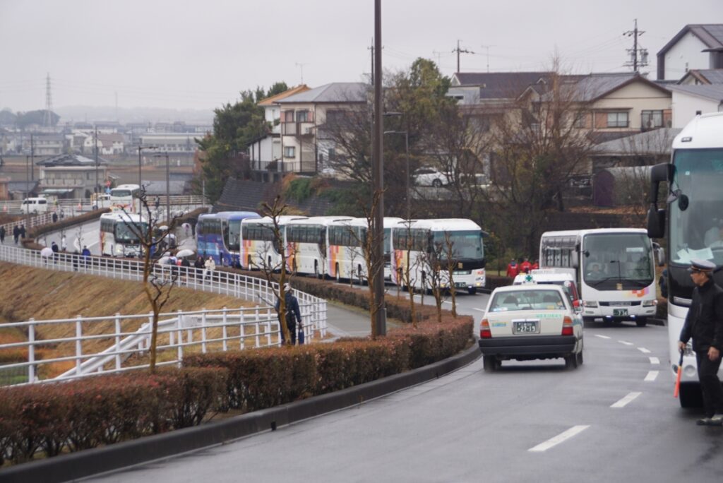 バスの渋滞でタクシー乗り場にタクシーはほとんどやってこれず…