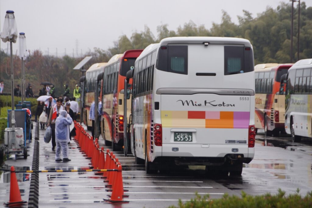 雨天で一刻も早く乗りたい乗客のためにバスが並ぶ