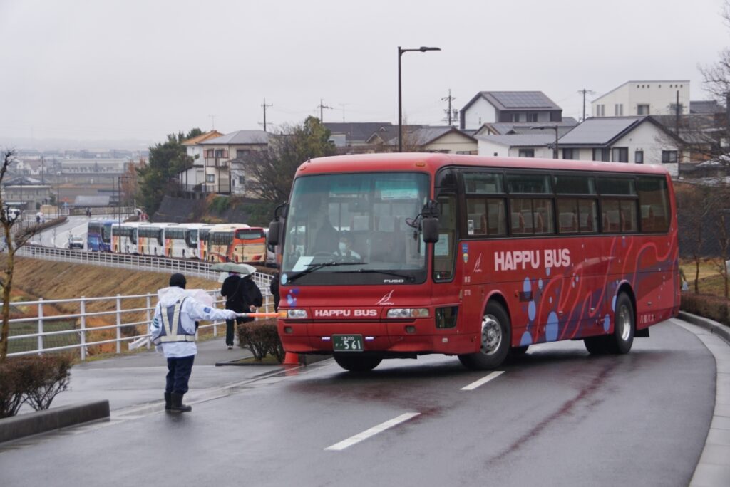 誘導に従い乗り場へと「入線」するエアロバス