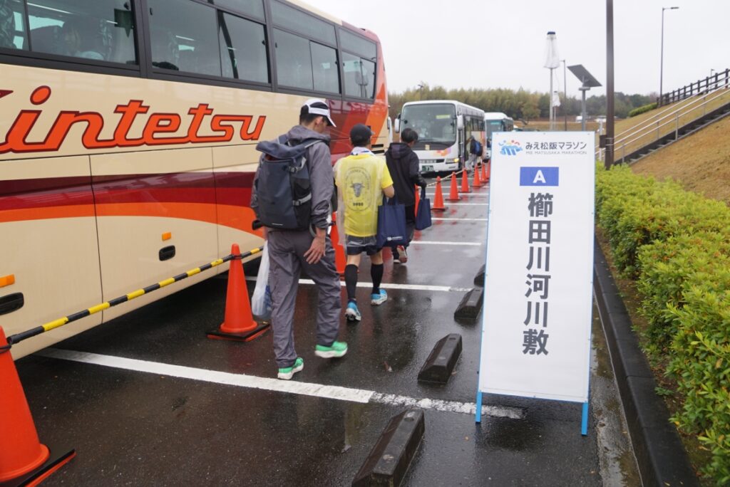 わかりやすい看板で方向別に乗客を振り分ける