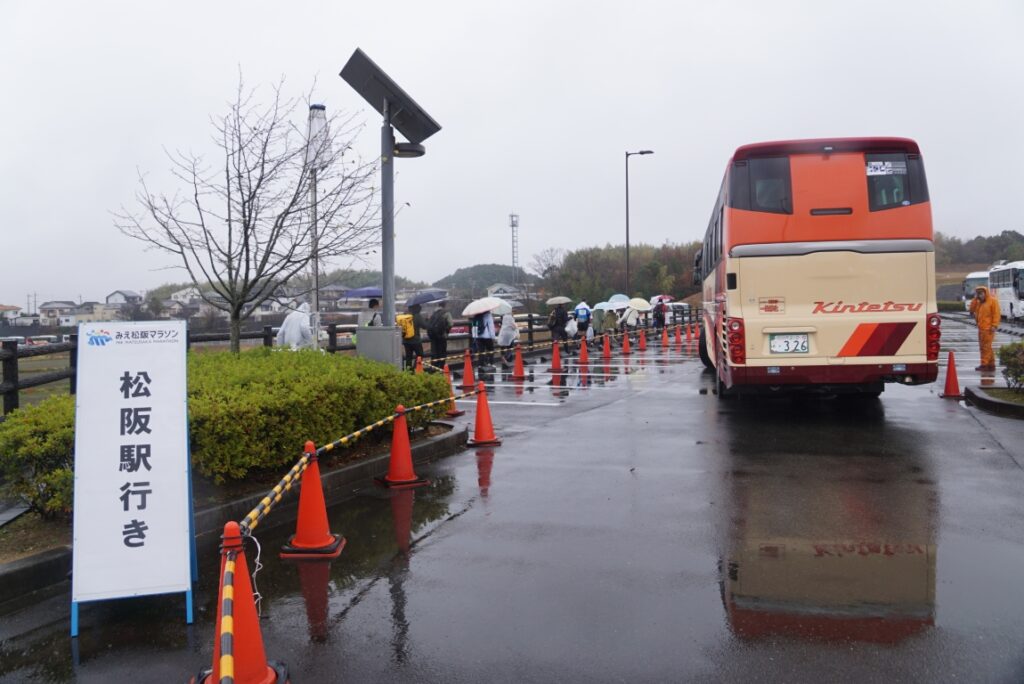 松阪駅行き乗り場で最も多い乗客をさばく