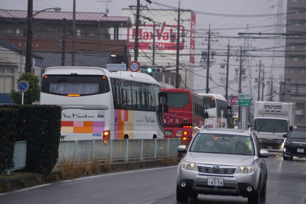 街中は輸送船団のようにキャラバンを組んで輸送！
