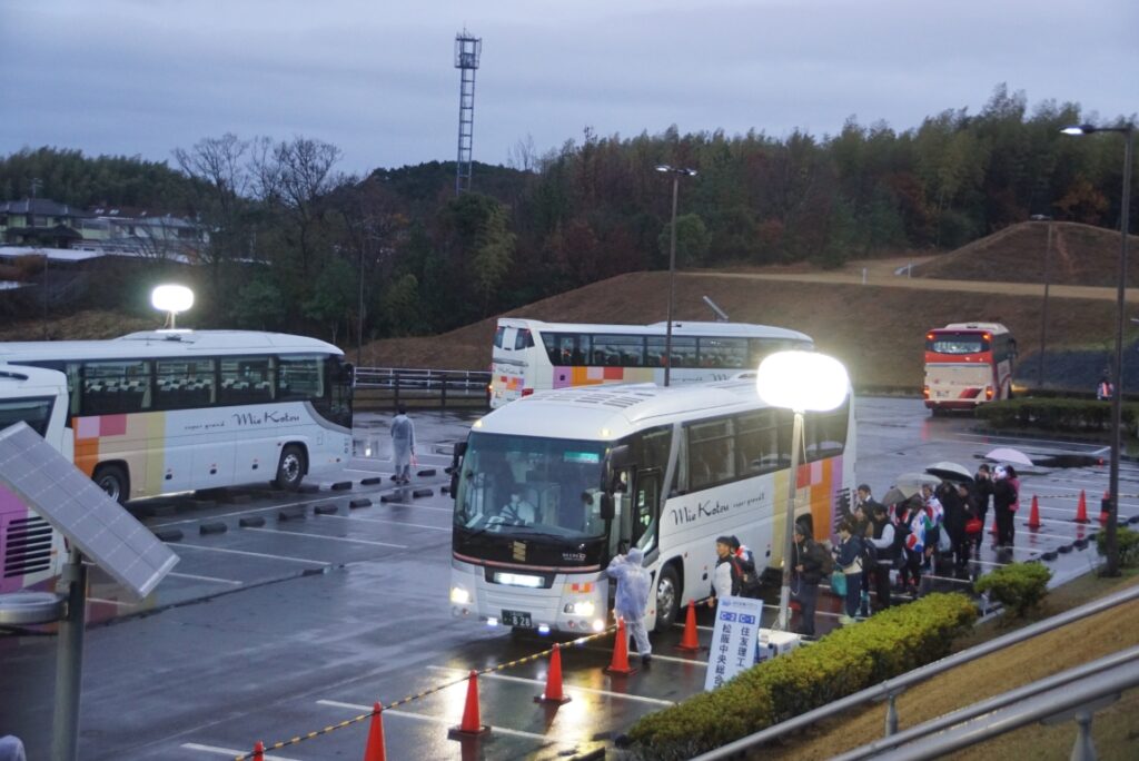 雨の中でガンガン乗せていく三重交通