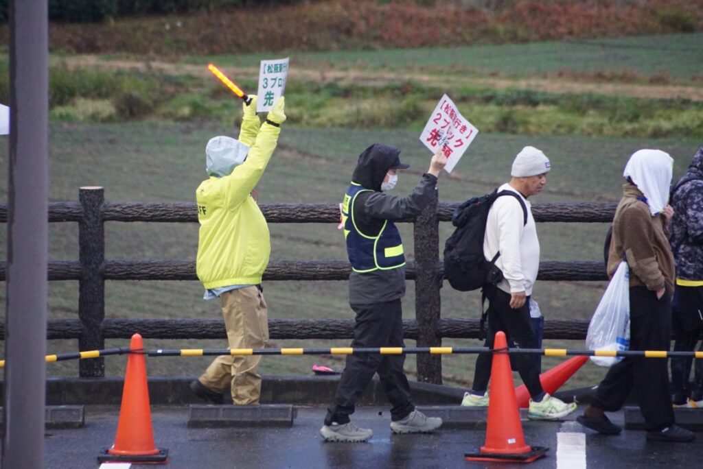 待機列が長くなると1台分の人数カウントが行われボードが間に入る