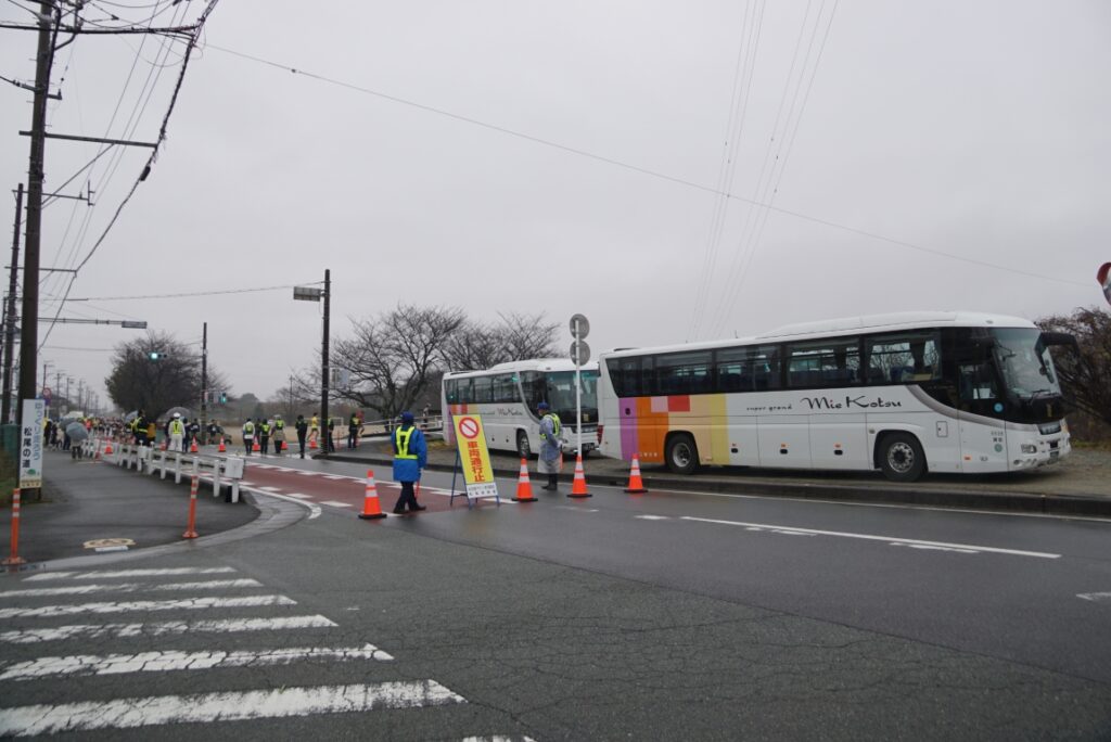 臨時の車両通行止めは警察が規制した公式のもの
