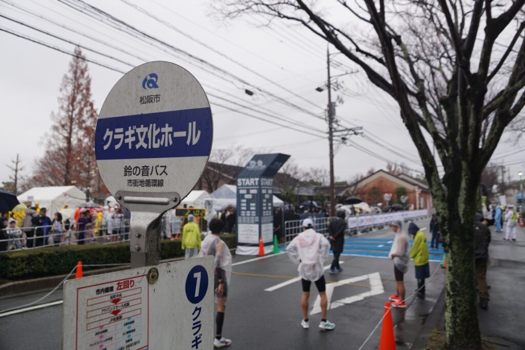 普段はコミュニティバスがくるが今日だけはハイデッカー？