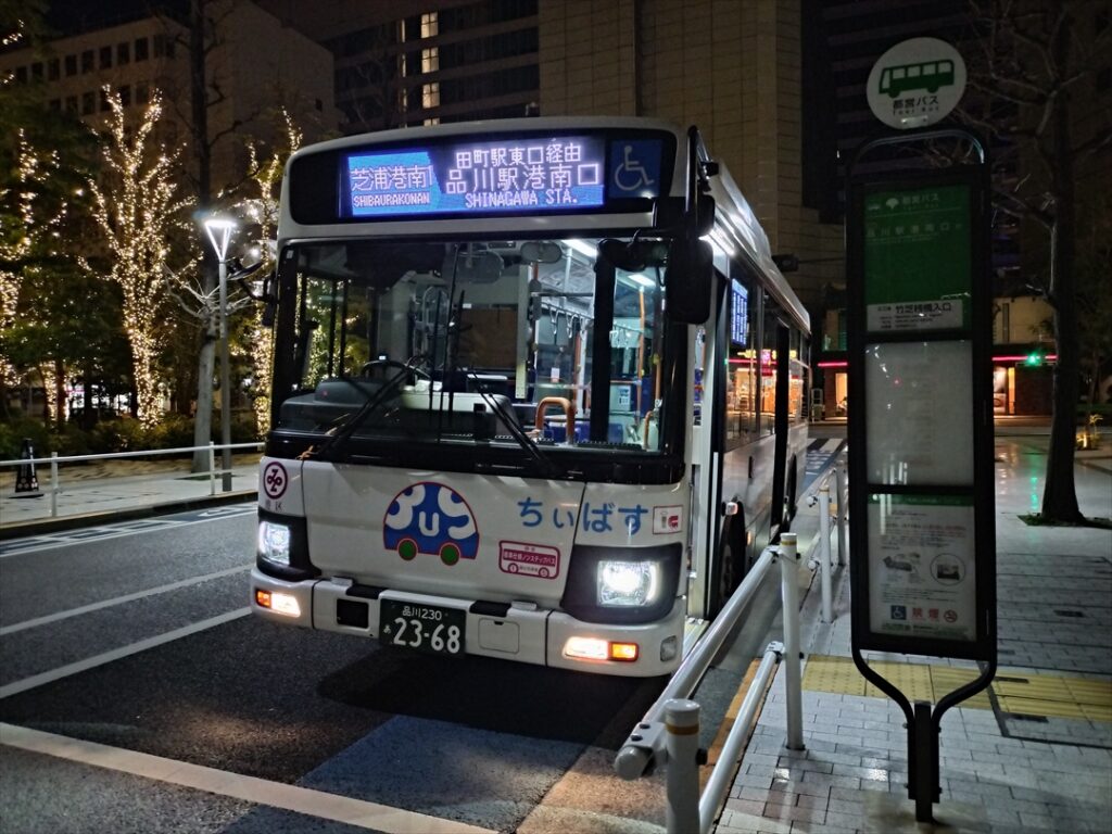 ドアが開いているとバスは発進できない仕組みになっている