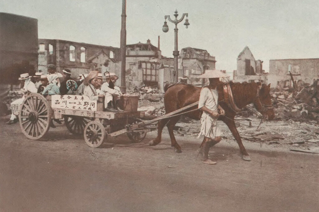 「にわか作りの乗合馬車」と題した一枚。関東大震災直後に緊急措置で運行した乗合馬車が収められている。『幕末・明治・大正回顧八十年史 第5輯』東洋文化協会 編（1935・パブリックドメイン）より