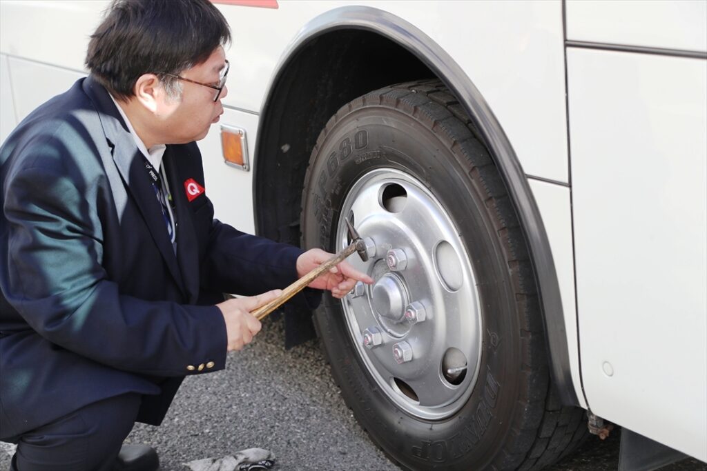 仕業前点検をする記者