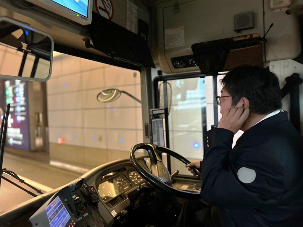 六本木ヒルズ内を運転する記者