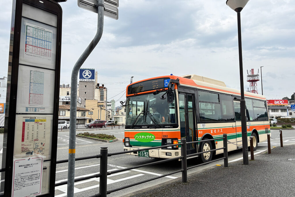2025年3月時点の、豊岡駅前に現れた全但バス21系統「竹野線」