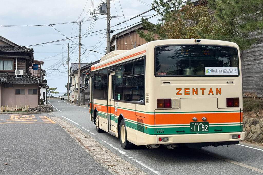 静けさに包まれた終点の竹野バス停を全但バスの中型路線車が後にする