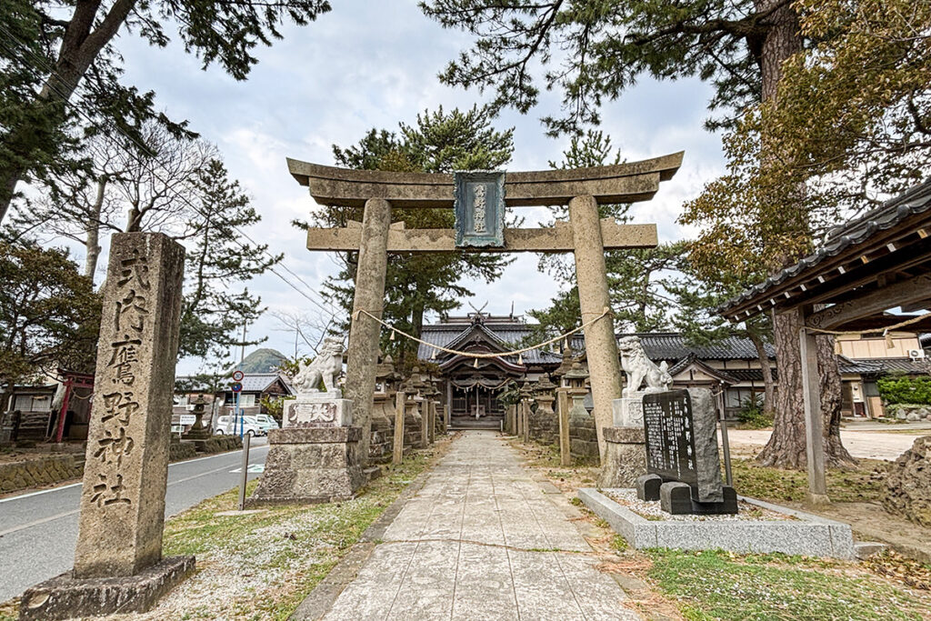 竹野バス停の隣に、西暦680〜770年代には創立していたのではないかと言われる「鷹野神社」が建っている