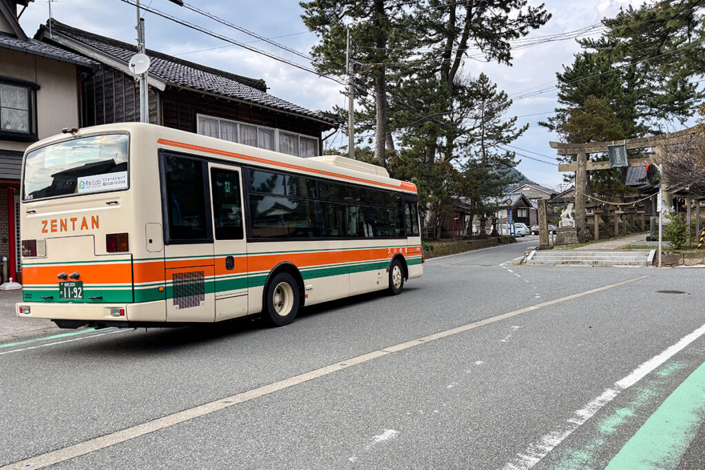 折り返しの豊岡駅行きが竹野バス停にアプローチ
