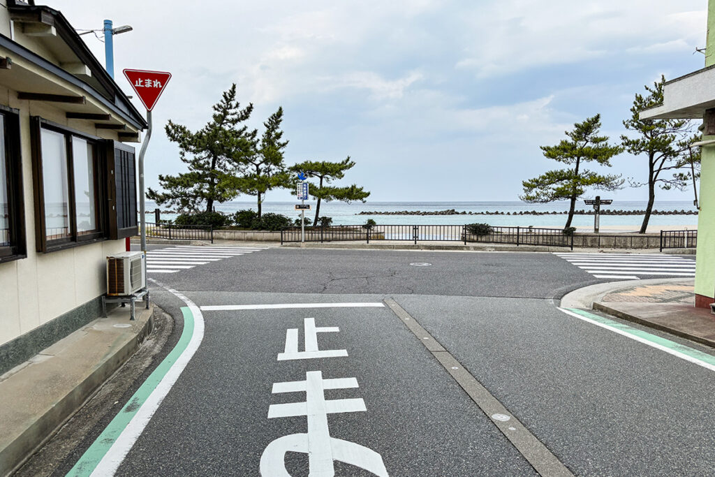 竹野バス停を降りて真っ直ぐ進むとそこは海岸