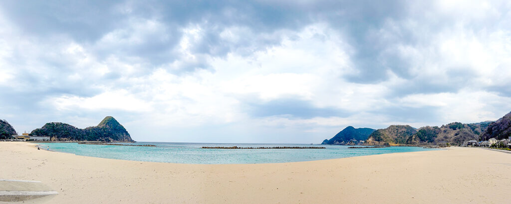 竹野浜海水浴場。砂浜と海の蒼さがほどよいコントラストを奏でる
