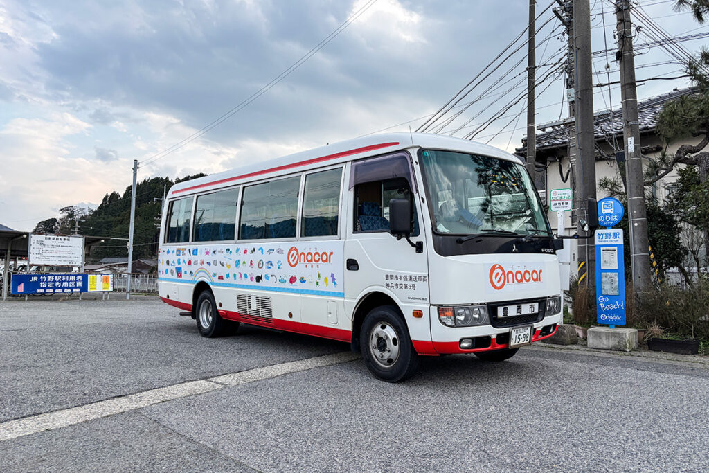 2025年3月時点の豊岡市営バス「イナカー」。車種は三菱ふそうローザ