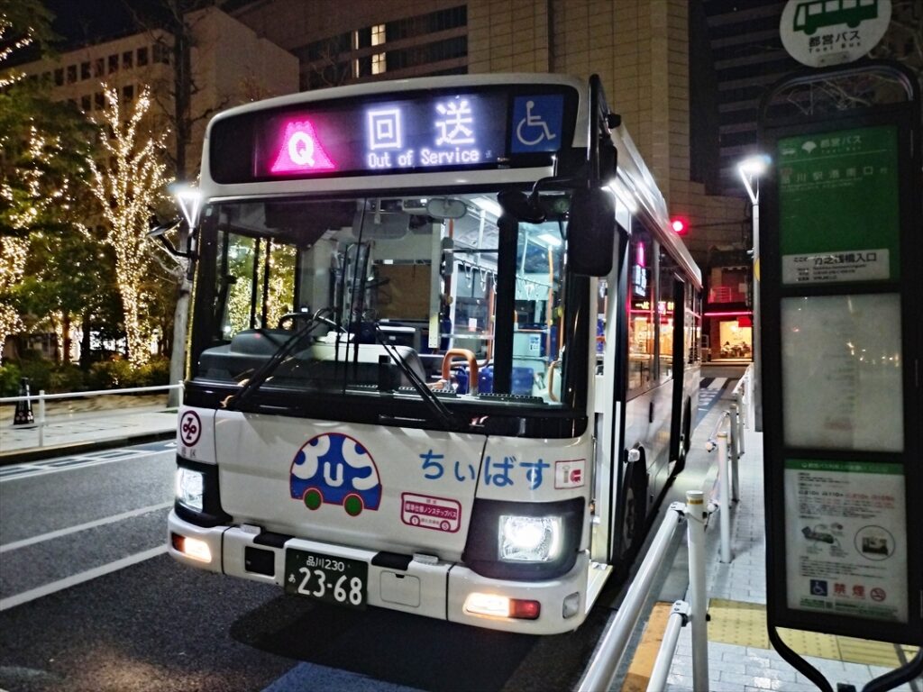 いったん回送幕にしてから始発の準備をする竹芝桟橋入口バス停