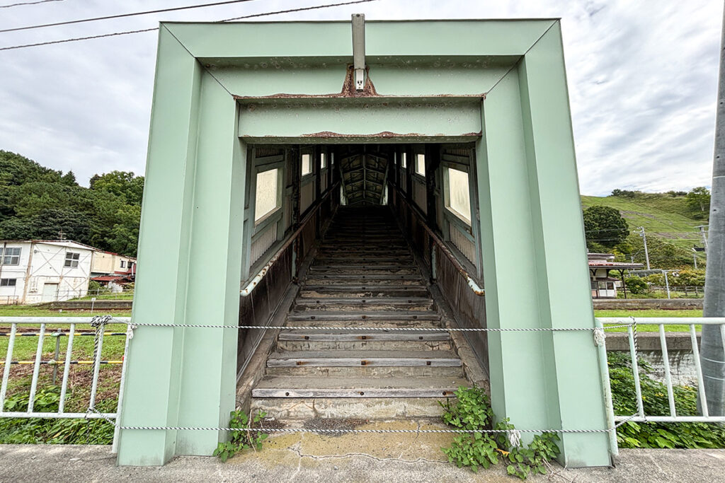 便利だった跨線橋は役目を終えて閉鎖