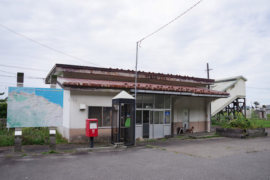 国道側からだと意外と行くのが大変になった旧・浦河駅の駅舎正面