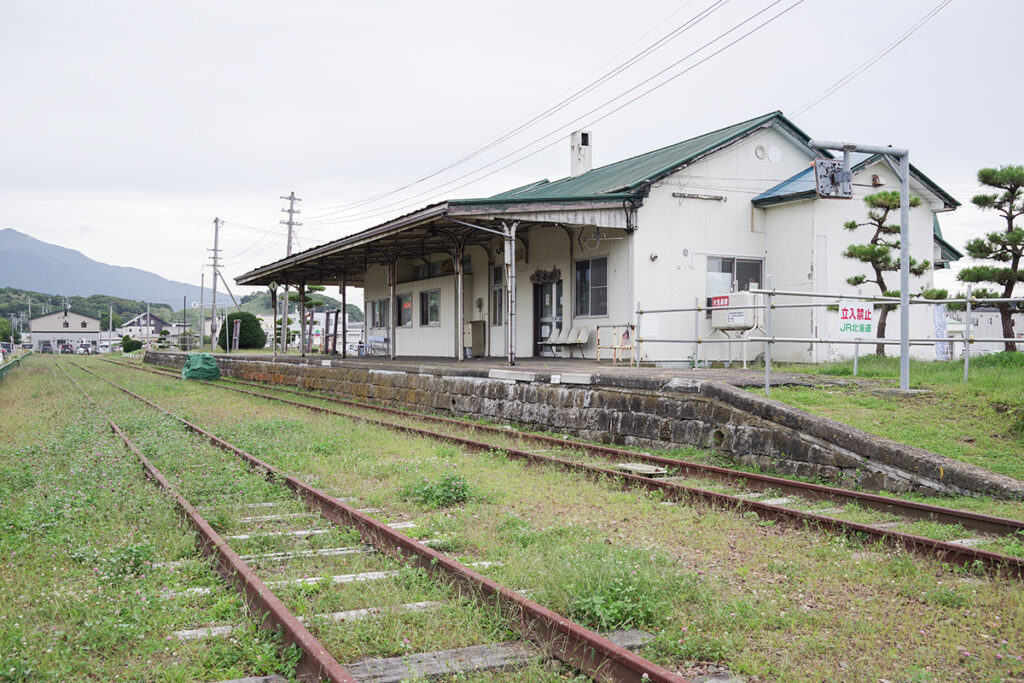 様似駅跡には鉄道施設一式が残されている。廃止後ホームには入れなくなった