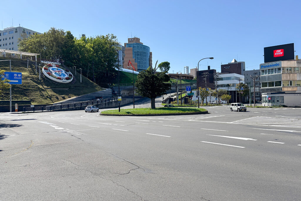 釧路川沿いの大型ロータリー交差点は釧路市街地の見学名所の一つ（?）