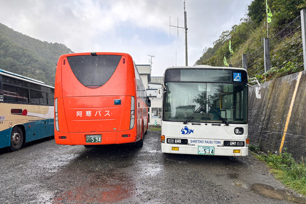 羅臼営業所の端で休憩中の路線車は見紛うことなき元・神奈中!