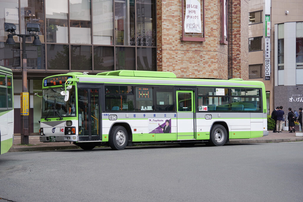 岩手県交通のいすゞエルガ。小窓が神奈中感を全開に押し出す
