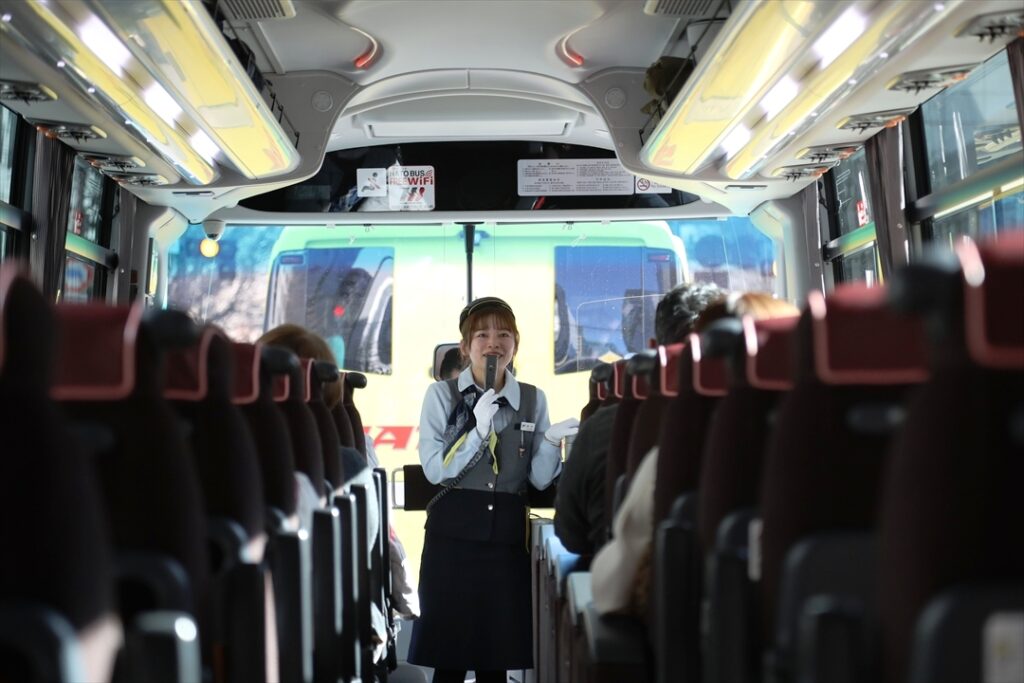 藤原ガイドが短い沿線の案内を寸分の狂いもなく行う