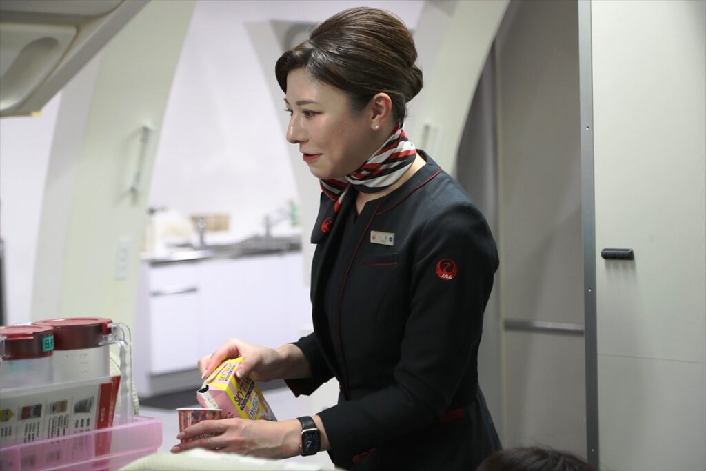 一色CAからドリンクサービスを基本を教わる