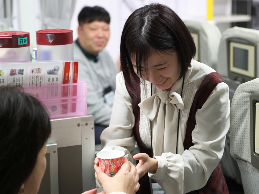 バスガイドの車内サービスとは勝手が違う?