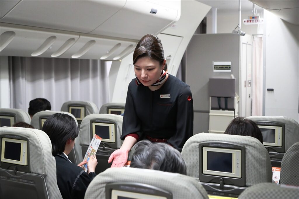 非常着水前に安全のしおりをよく読むように乗客に促す一色CAから笑顔は消えていた