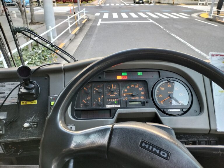 【バス運転士不足問題】大きさが違うのは分かるけどバスと乗用車とでは具体的に何が違う？　どこが違う?
