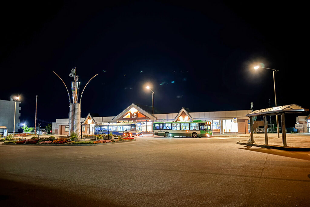 JR旧日高本線の中継地点だった静内駅。今は長距離クラスの一般路線バスの拠点になっている