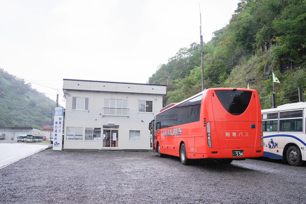 羅臼営業所にて。夏の間だけ、知床半島の東西を峠越えでダイレクトに繋ぐ路線バスが出ている