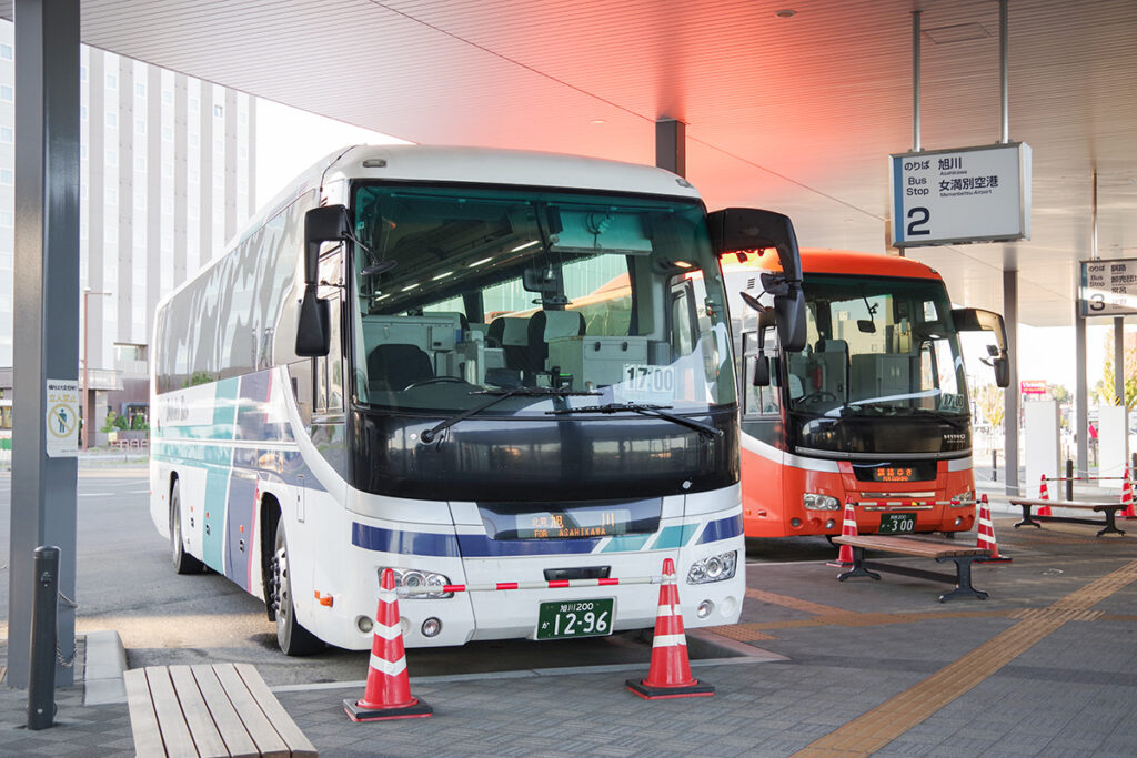 「サンライズ号」。釧路〜旭川間を約7時間かけて結ぶ本格的な特急バスだ