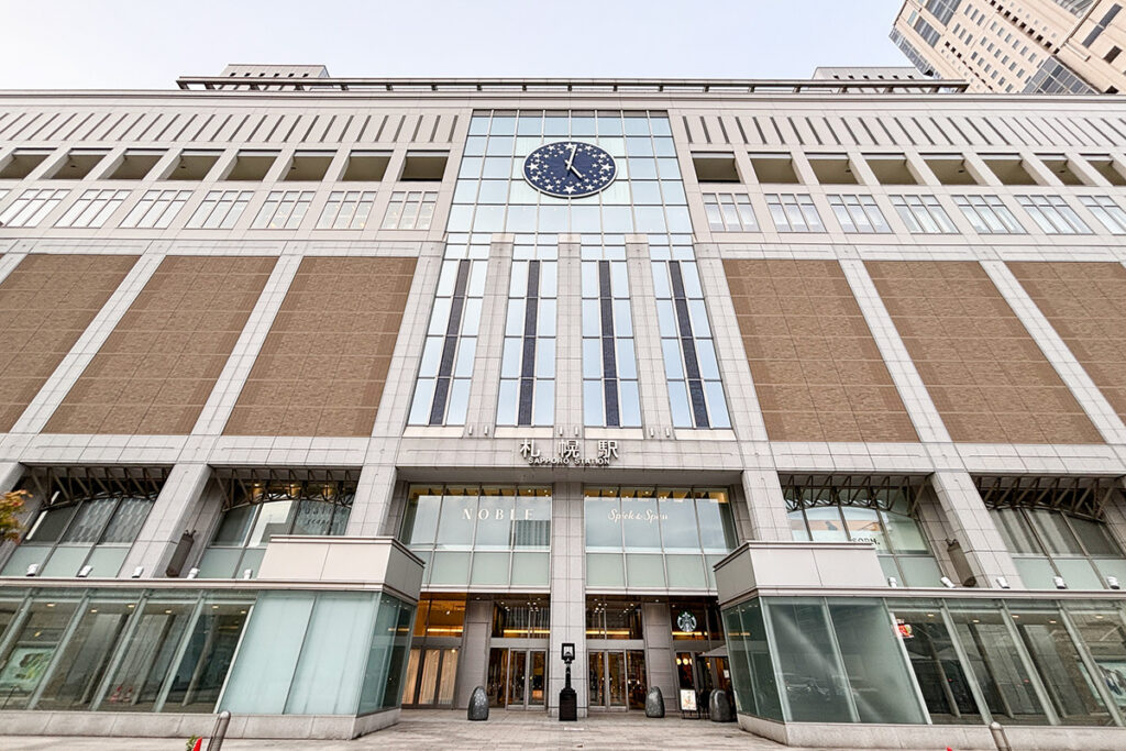 JR札幌駅前。新千歳空港発で1,557km遠回りして札幌に来た、とも取れる